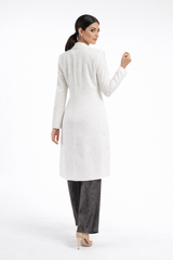 جاكيت طويل بقصّة مفصّلة مع لمسة لامعة ناعمة