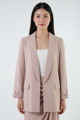 جاكيت بقصّة رسمية مريحة مع تفصيلة أكمام مثنية