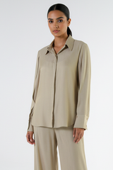 قميص طويل الأكمام بقماش مُنقوش مع حزام من نفس الخامة