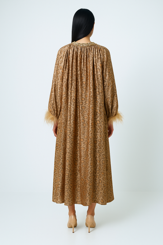 فستان ماكسي بطبعة حيوانية مع ياقة مزينة وريش على الأكمام