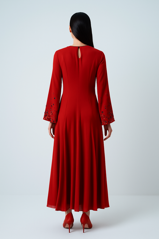 فستان ماكسي أنيق بأكمام مزينة بالكريستال