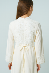 فستان ماكسي بتفاصيل دانتيل فاخرة على الصدر والأكمام والحافة السفلية