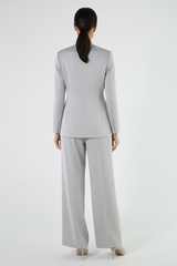 جاكيت رسمي بقصّة مستقيمة وتفصيلة دبوس مميّزة