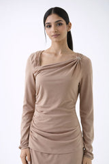 بلوزة أنيقة بقصّة غير متماثلة