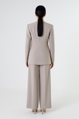 جاكيت طويل بقصّة رسمية وتفاصيل مُطرّزة