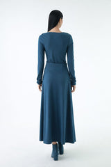 بلوزة أنيقة بقصّة غير متماثلة