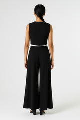 جاكيت طويل بقصّة رسمية وتفاصيل مُطرّزة