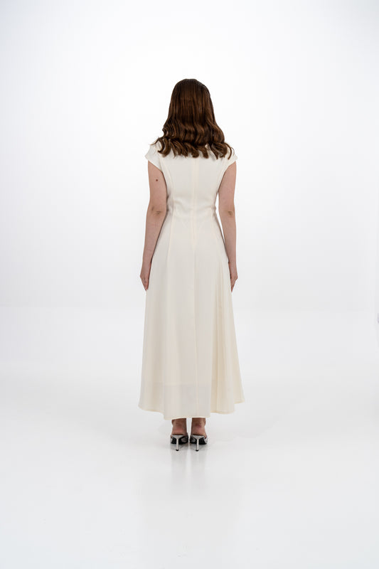 فستان سهرة بقصة A مطرّز بالكريستال وياقة كتف مكشوف