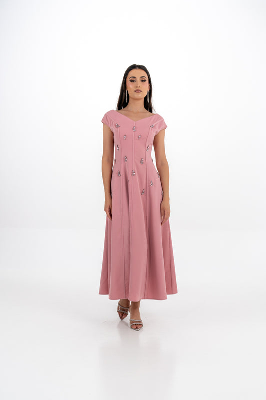 فستان سهرة بقصة A مطرّز بالكريستال وياقة كتف مكشوف