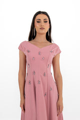 فستان سهرة بقصة A مطرّز بالكريستال وياقة كتف مكشوف