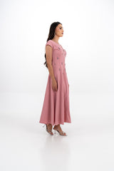 فستان سهرة بقصة A مطرّز بالكريستال وياقة كتف مكشوف