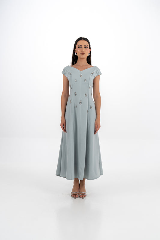 فستان سهرة بقصة A مطرّز بالكريستال وياقة كتف مكشوف