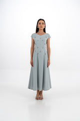 فستان سهرة بقصة A مطرّز بالكريستال وياقة كتف مكشوف