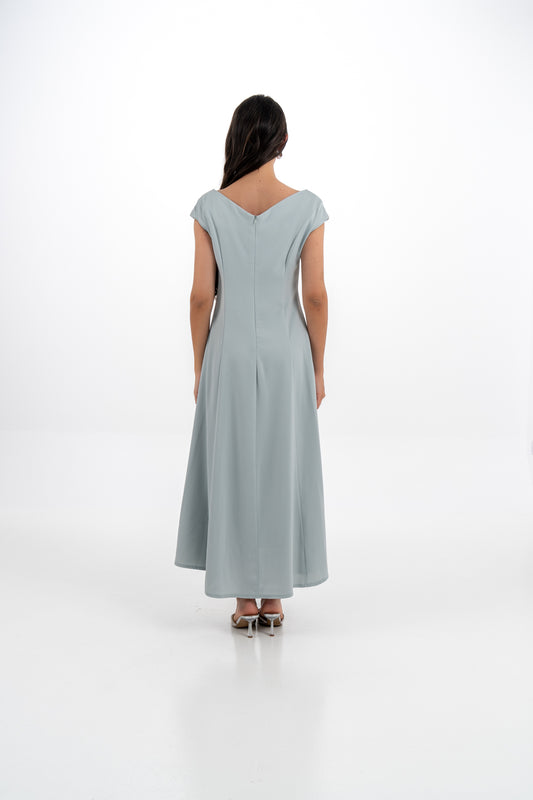 فستان سهرة بقصة A مطرّز بالكريستال وياقة كتف مكشوف