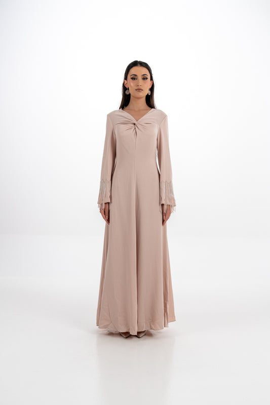 فستان ماكسي بأكمام مزينة بالأحجار