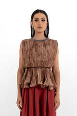 توب بلا أكمام بكسرات ناعمة وقصة بيبلوم مع ياقة مزينة