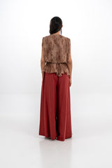 توب بلا أكمام بكسرات ناعمة وقصة بيبلوم مع ياقة مزينة