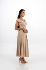 توب بياقة على شكل قلب وأكمام كاب