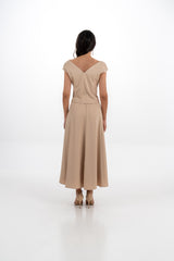 توب بياقة على شكل قلب وأكمام كاب