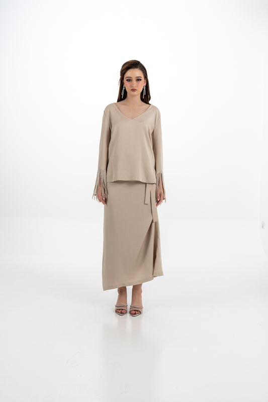 بلوزة بياقة على شكل V وتفاصيل شراشيب كريستالية على الأكمام