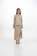 بلوزة بياقة على شكل V وتفاصيل شراشيب كريستالية على الأكمام