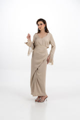 بلوزة بياقة على شكل V وتفاصيل شراشيب كريستالية على الأكمام