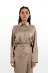 قميص ساتان مزين بياقة أوراق كريستالية وقَصّة غير متساوية