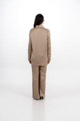 قميص ساتان مزين بياقة أوراق كريستالية وقَصّة غير متساوية