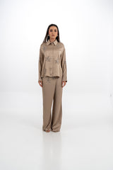 قميص ساتان مزين بياقة أوراق كريستالية وقَصّة غير متساوية