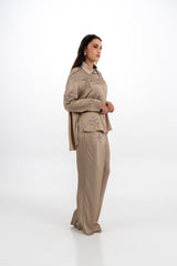 قميص ساتان مزين بياقة أوراق كريستالية وقَصّة غير متساوية