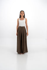 بنطال واسع بخصر عالٍ وطيات أمامية