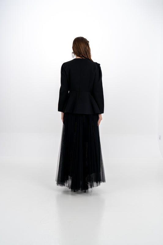 طقم جاكيت مطرّز وتنورة تول أنيقة