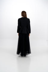 طقم جاكيت مطرّز وتنورة تول أنيقة