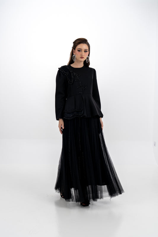 طقم جاكيت مطرّز وتنورة تول أنيقة