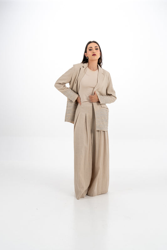 بنطال واسع بخصر عالٍ وطيات أمامية