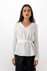 بلوزة أنيقة بحزام وياقة V بتصميم بسيط