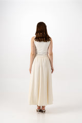 تنورة متوسطة الطول بقصة واسعة وطيات ناعمة