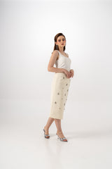 تنورة ميدي مزينة بحبيبات لامعة وفتحة خلفية