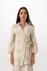 بلوزة برباط جانبي وتطريز زهري