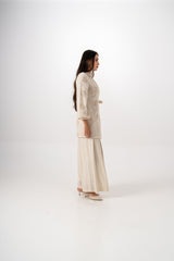 بلوزة برباط جانبي وتطريز زهري