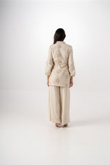 بلوزة برباط جانبي وتطريز زهري