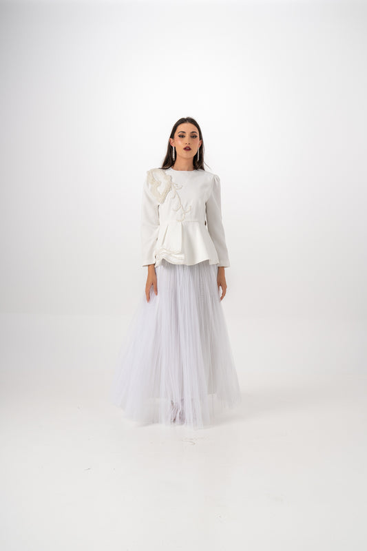 طقم جاكيت مطرّز وتنورة تول أنيقة