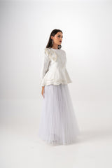 طقم جاكيت مطرّز وتنورة تول أنيقة