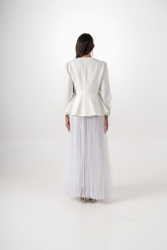 طقم جاكيت مطرّز وتنورة تول أنيقة