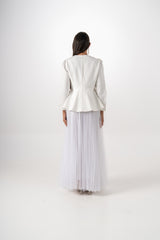 طقم جاكيت مطرّز وتنورة تول أنيقة