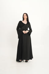 فستان بكسرات غير متماثلة وتطريز كريستالي مع وردة على الكتف