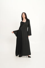 فستان بكسرات غير متماثلة وتطريز كريستالي مع وردة على الكتف