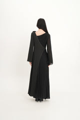 فستان بكسرات غير متماثلة وتطريز كريستالي مع وردة على الكتف