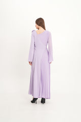 فستان بكسرات غير متماثلة وتطريز كريستالي مع وردة على الكتف