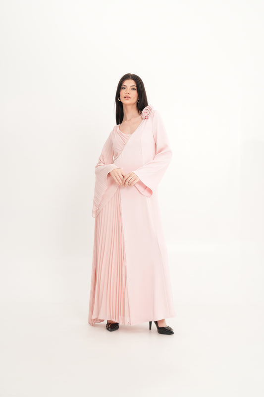 فستان بكسرات غير متماثلة وتطريز كريستالي مع وردة على الكتف